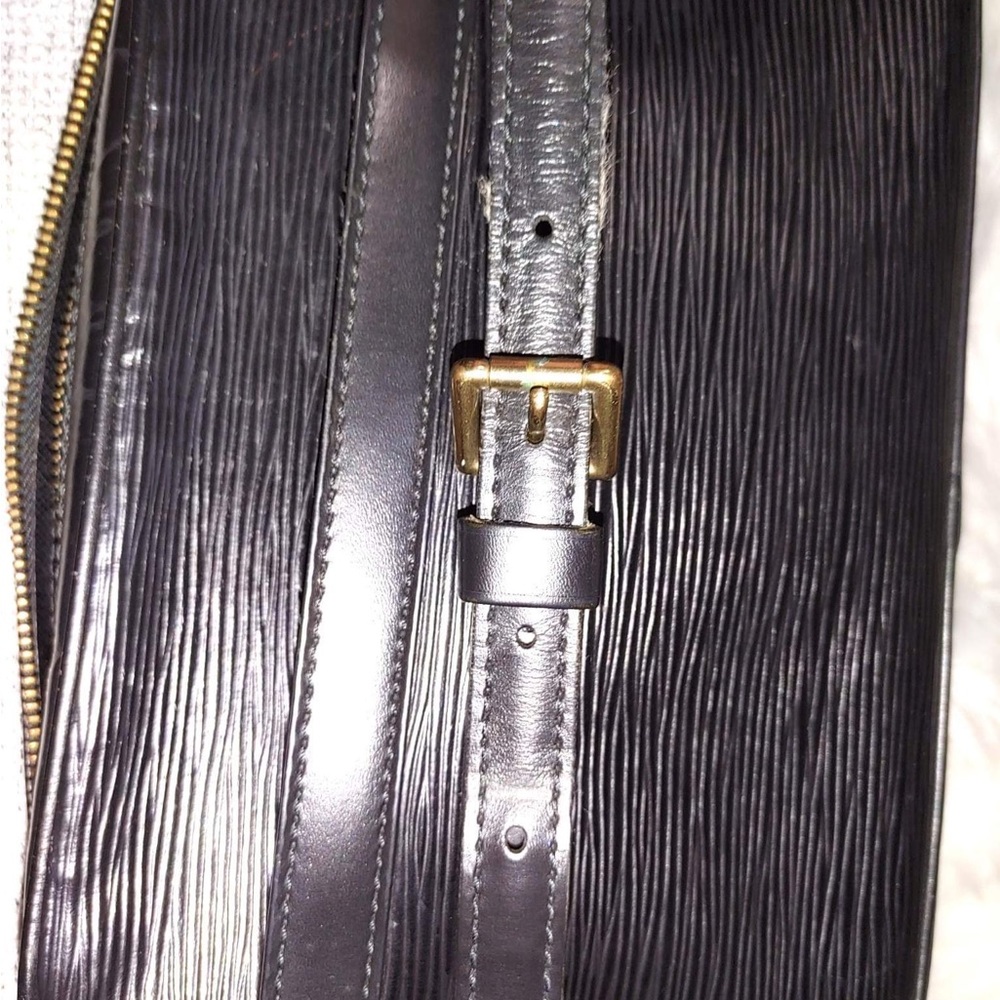 Louis Vuitton Black Epi Leather Shoulder Bag - Picture 11 of 15